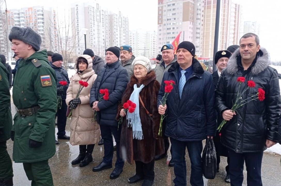 Подольск: депутат СРЗП возложил цветы в честь Дня защитника Отечества в память о погибших героях