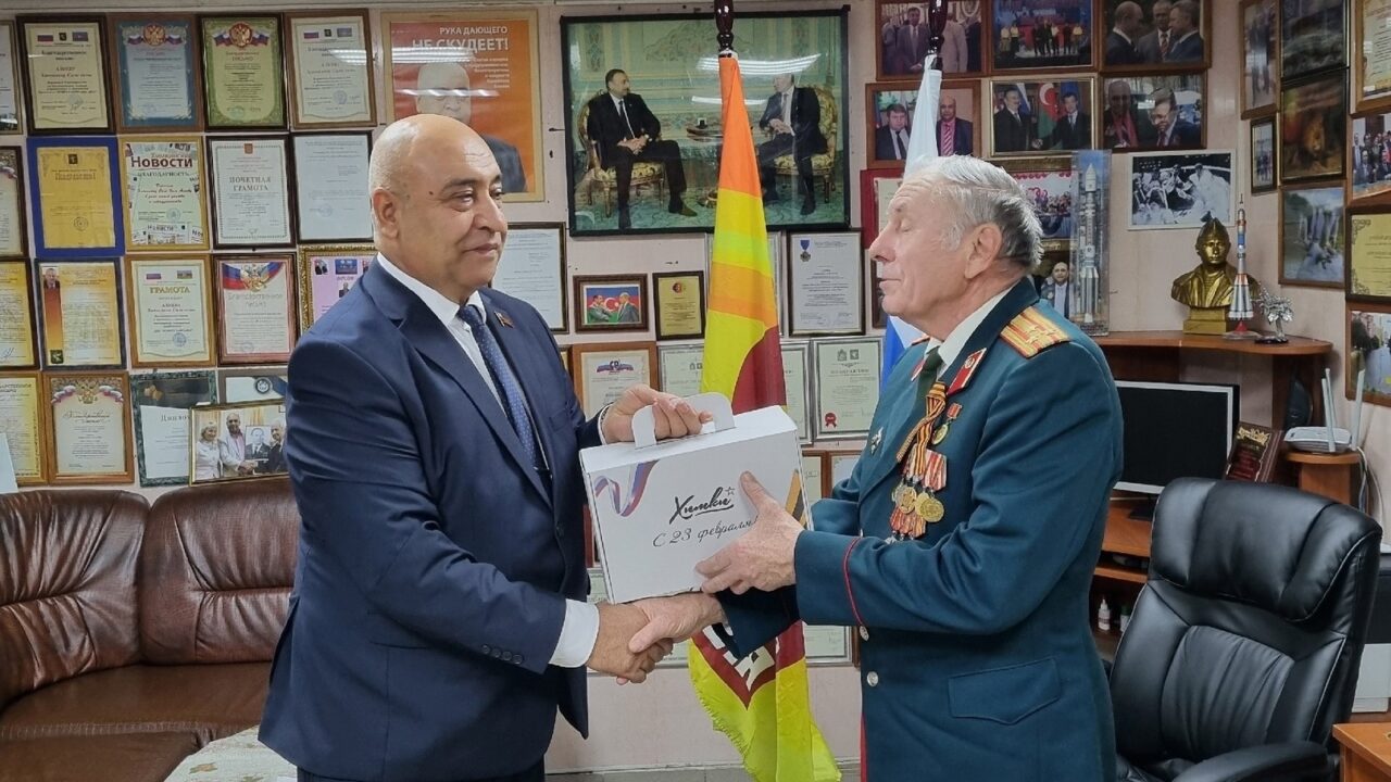 Химки: депутат СРЗП вручил подарки ко Дню защитника Отечества семьям мобилизованных