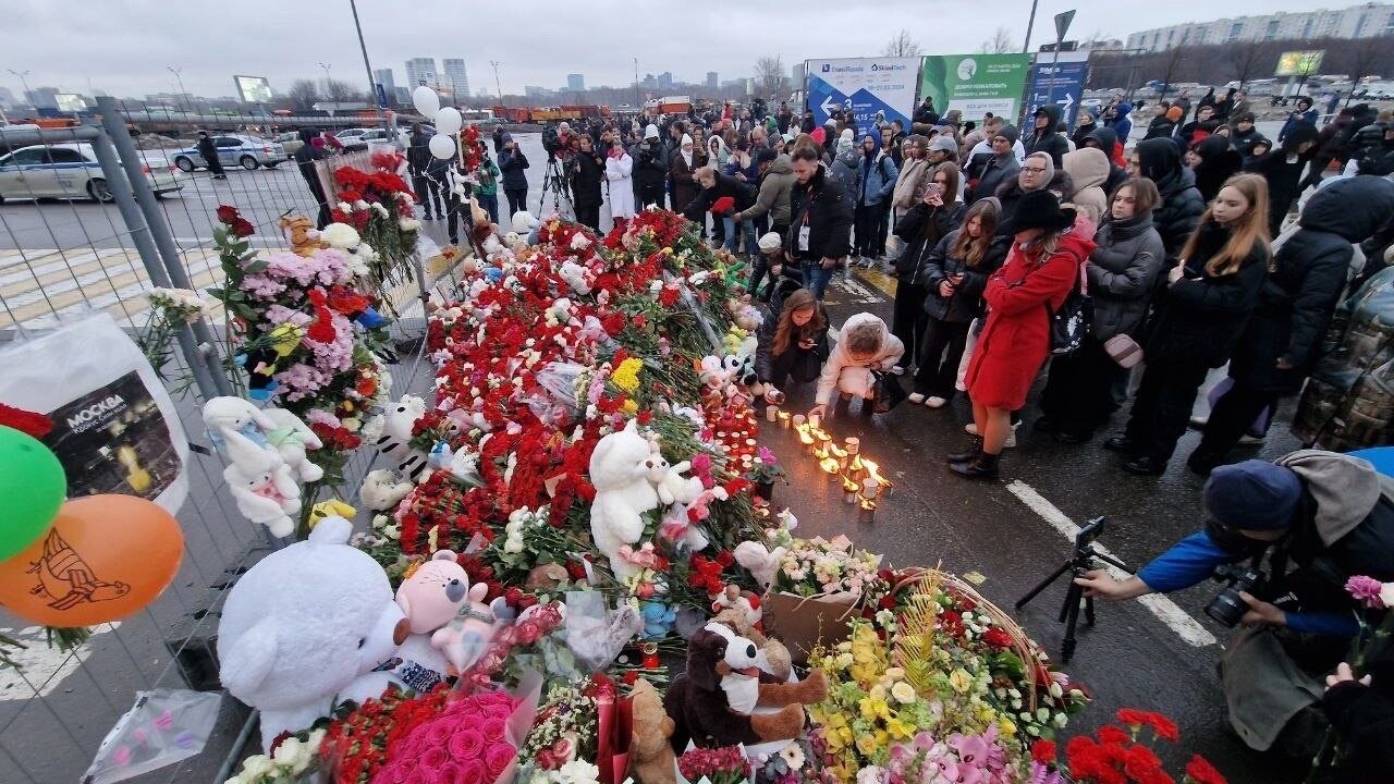 Депутаты СРЗП в подмосковных городах возложили цветы в память о жертвах теракта